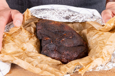 Gegartes Fleisch einwickeln und ruhen lassen