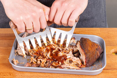 Pulled Pork vom Gasgrill zupfen