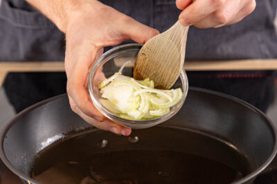 Zwiebel anbraten