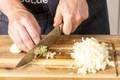 Knoblauch klein schneiden