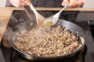 Oregano zum Hackfleisch geben