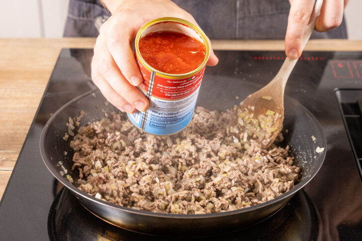 gehackte Tomaten zum Hackfleisch geben