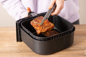 Die Rippchen erneut in den Airfryer geben.