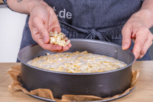 Mandelblättchen verteilen