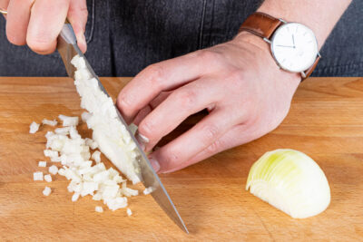 Zwiebeln und Knoblauch fein hacken