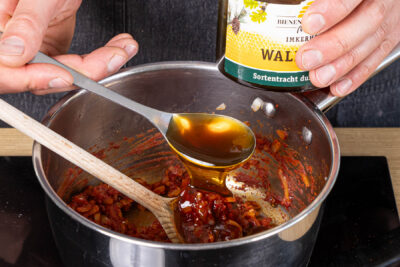 Honig und Brühe zu Marinade geben
