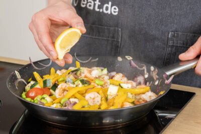 Garnelenpfanne mit Zitrone abschmecken