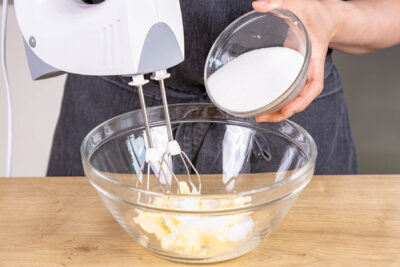 Zucker zur Butter geben