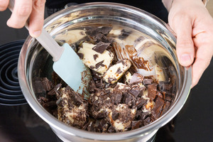 Schokolade mit Butter schmelzen überm Wasserbad