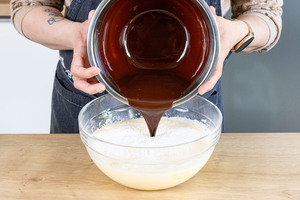 geschmolzene Schokolade zu dem Schokokuchen-Teig geben
