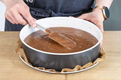 Teig für den Schokokuchen in die Springform füllen