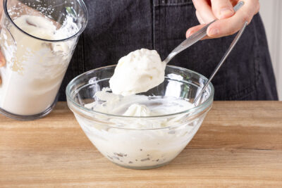 Sahne zur Quarkcreme geben