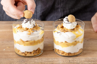 Eierlikör-Dessert im Glas garnieren