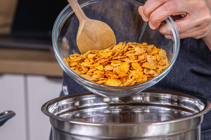 Cornflakes dazugeben