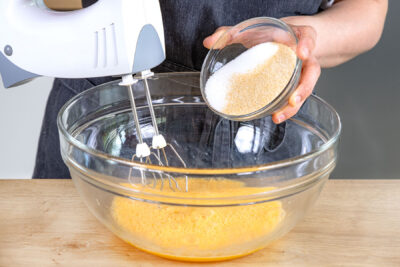 Eier mit Zucker und Salz schaumig aufschlagen
