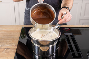 Schokoladenmilch zur übrigen Masse geben