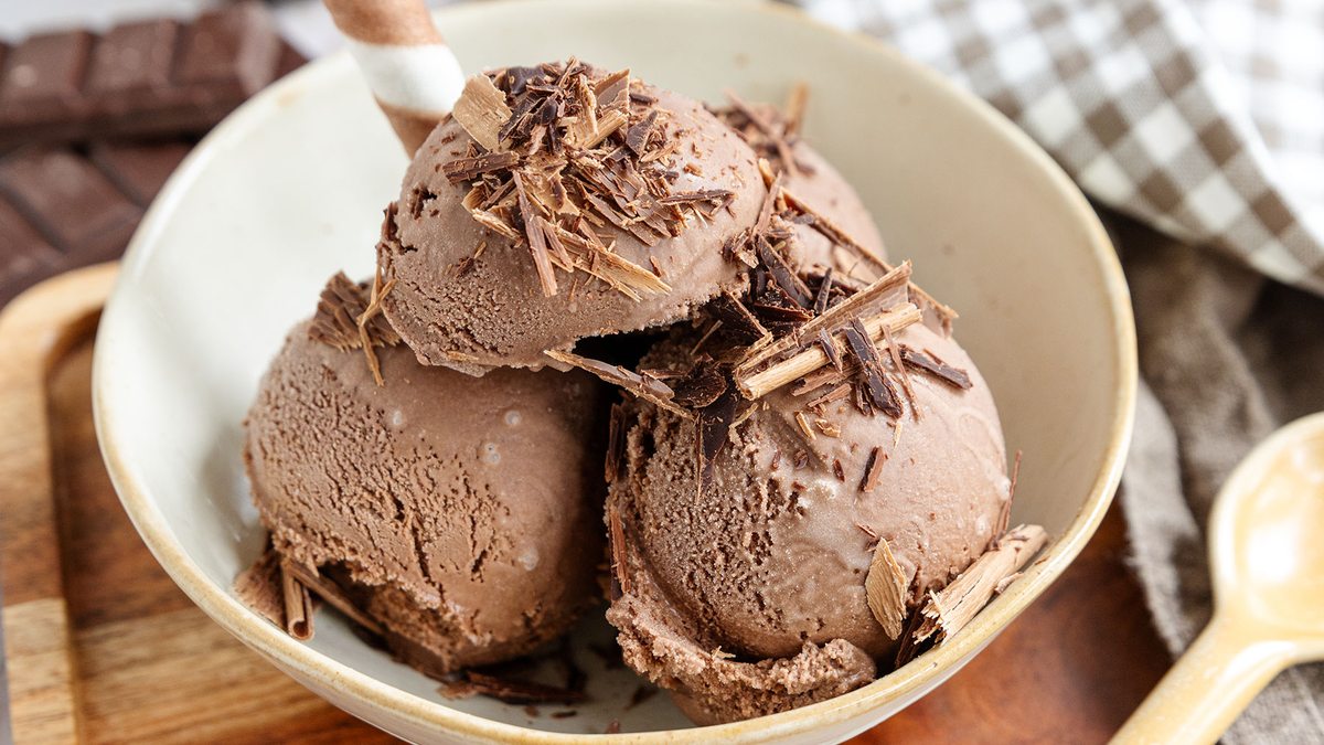 Schokoladeneis selber machen | Rezept - eat.de