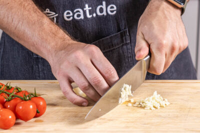 Knoblauch für die Schupfnudelpfanne schneiden