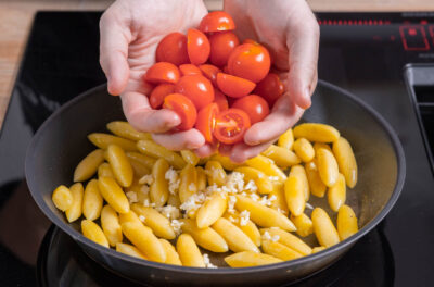 Knoblauch und Tomaten mit den Schupfnudeln anbraten