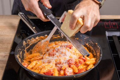 Parmesan in die Schupfnudelpfanne reiben