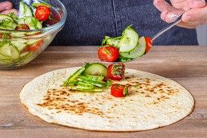 Salat auf dem Wrap verteilen