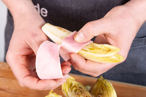 Chicorée mit Schinken umwickeln