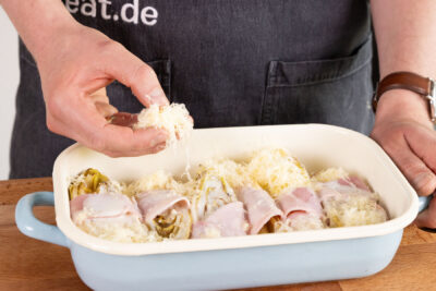 Bergkäse über den Chicorée verteilen.