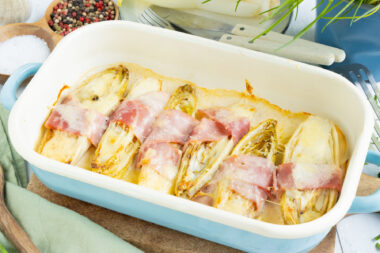 Überbackener Chicorée mit Schinken und Käse.