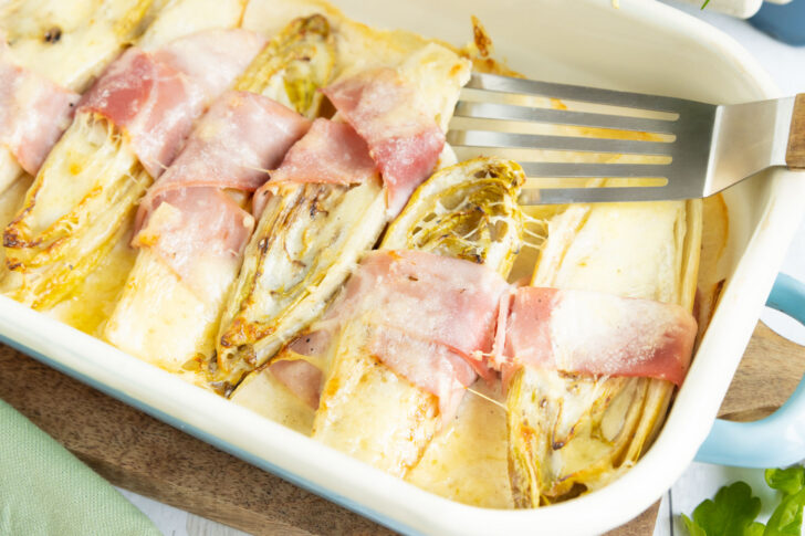 Überbackener Chicorée mit Schinken und Käse.