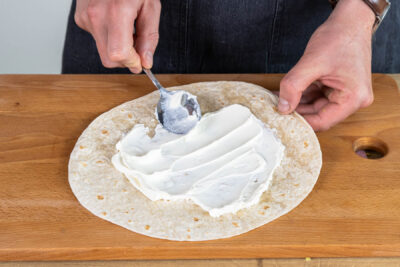 Wrap mit Frischkäse bestreichen