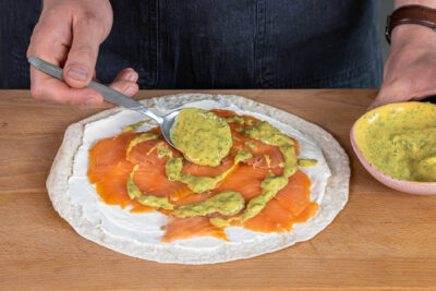 Wrap mit Lachs belegen und Soße beträufeln