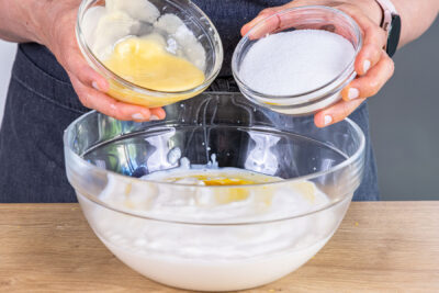 vegane Butter sowie Zucker dazugeben
