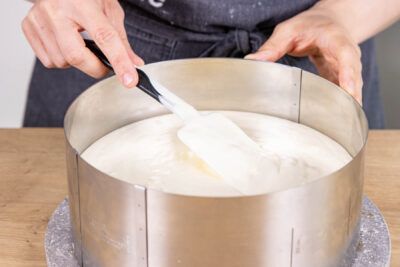 Creme auf dem Tortenboden verstreichen