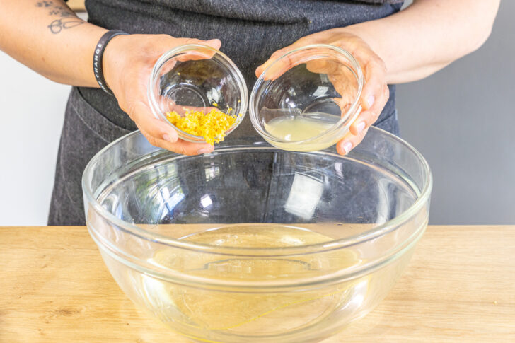 Zitronensaft und -schale dazugeben