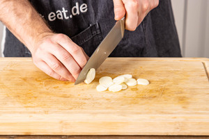 Knoblauch schälen
