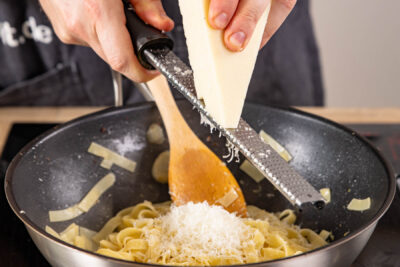 Pecorino dazureiben