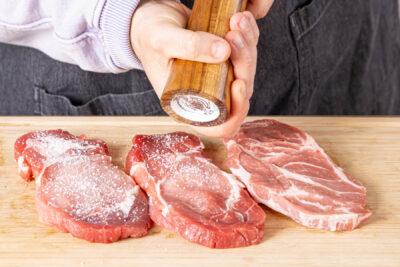 Fleisch in Scheiben schneiden und würzen