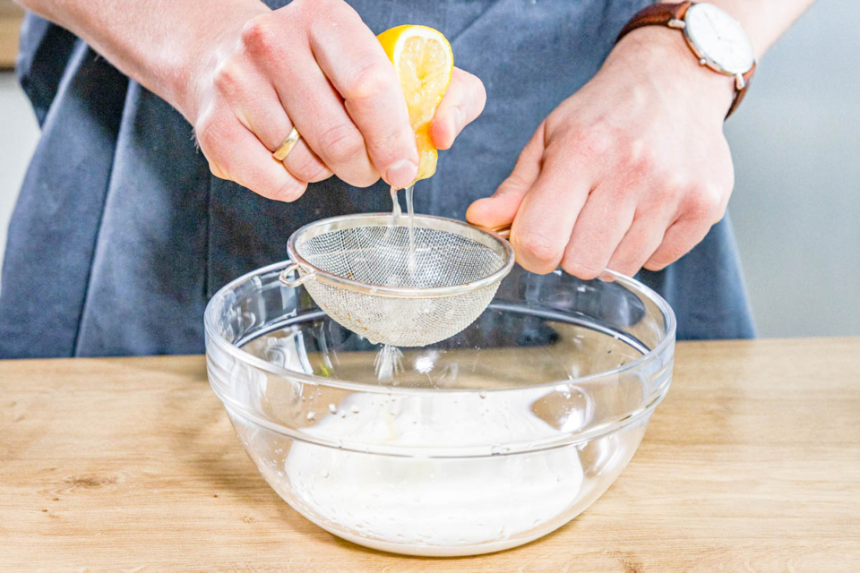 Saure-Sahne-Dressing mit Kräutern für Feldsalat | Rezept