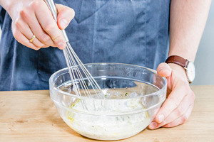 Saure-Sahne-Dressing vermengen