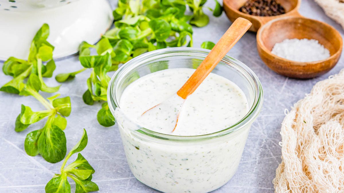 Saure-Sahne-Dressing mit Kräutern für Feldsalat | Rezept - eat.de