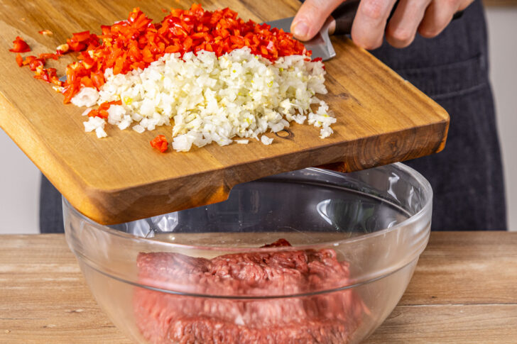 Paprika und Knoblauch dazugeben