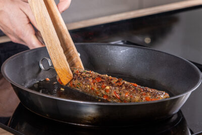 Hackfleischspieße braten