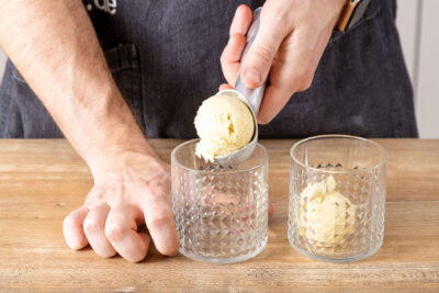 Eis ins Glas geben