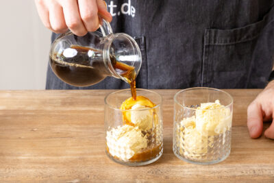Espresso über das Eis gießen