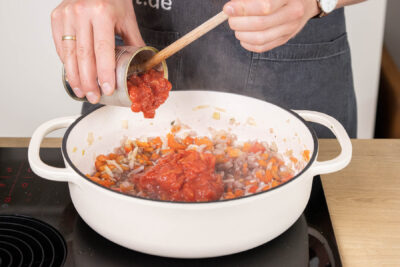 gehackte Tomaten dazugeben