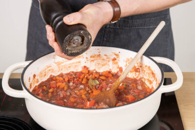 Sauce für die Albondigas würzen