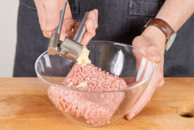 Knoblauch pressen