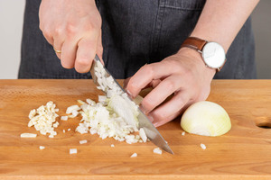 Zwiebel würfeln