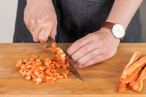 Paprika klein würfeln