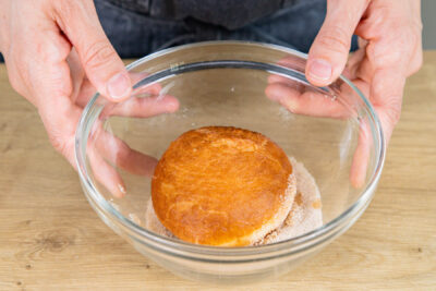 Apfel-Krapfen in Zimt und Zucker wälzen